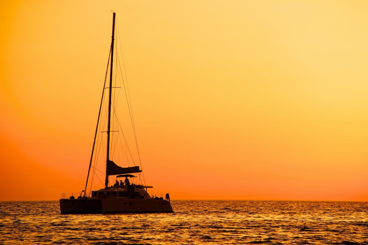 Catamaran au coucher de soleil