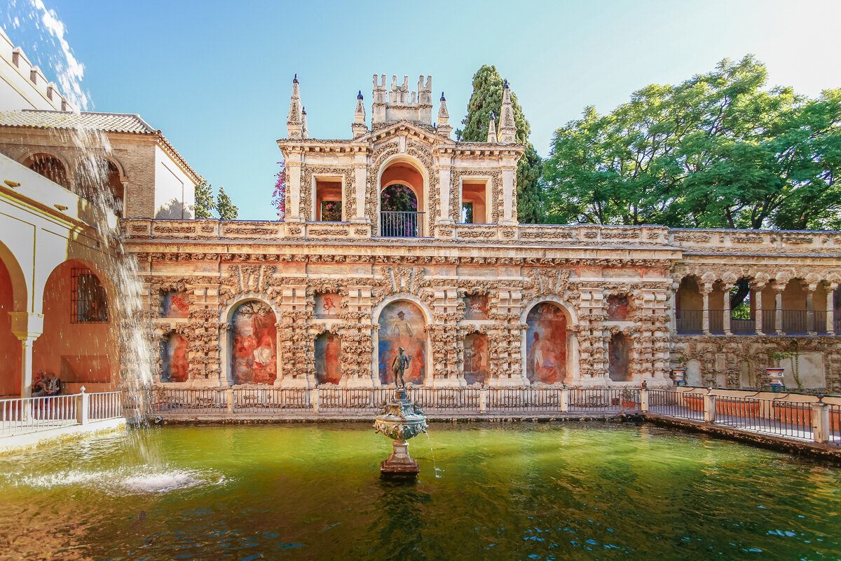 Fontaine et bassin dans le Real Alcazar de Séville