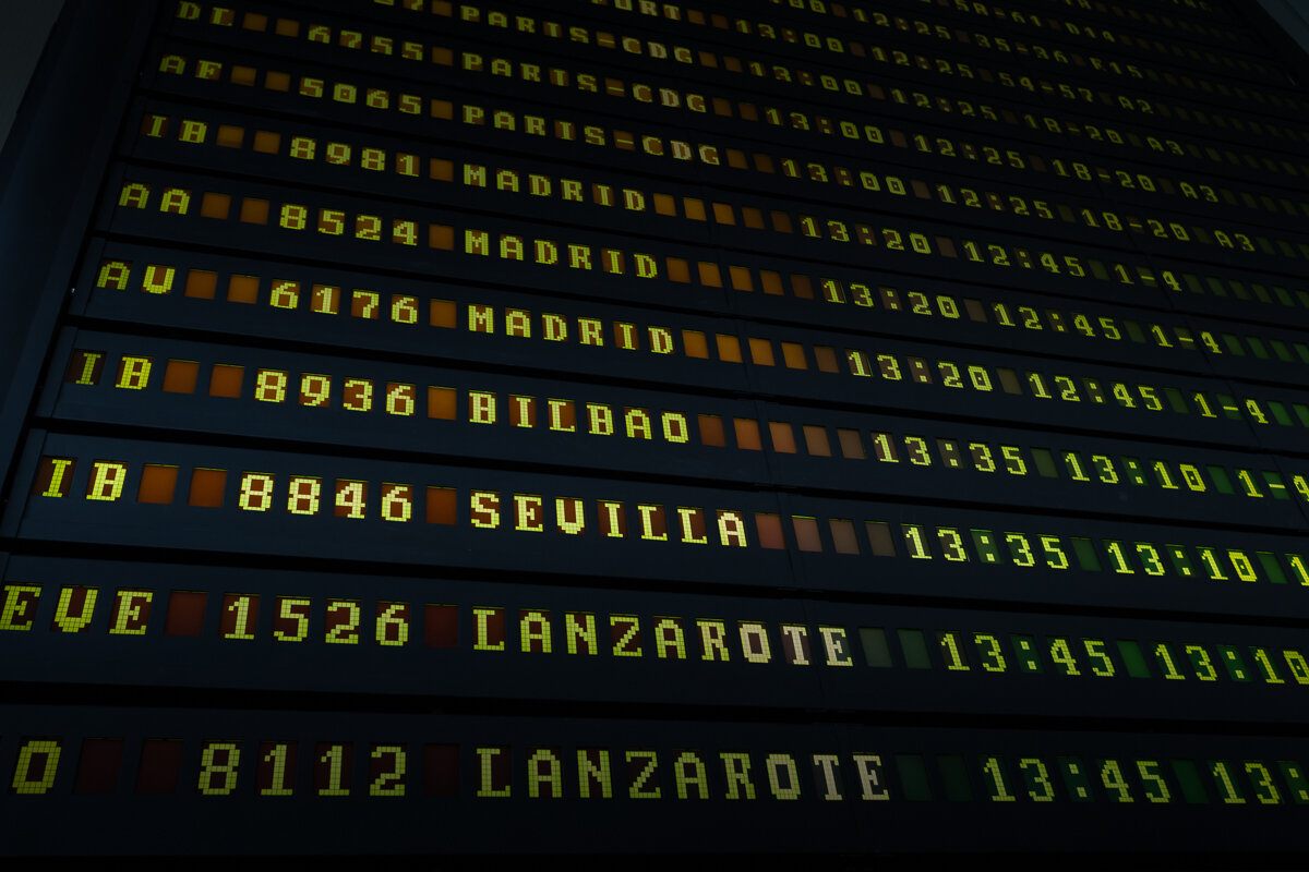 Tableau avec un vol pour Séville dans un aéroport