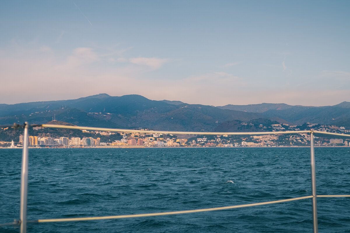Vue sur Malaga depuis un catamaran